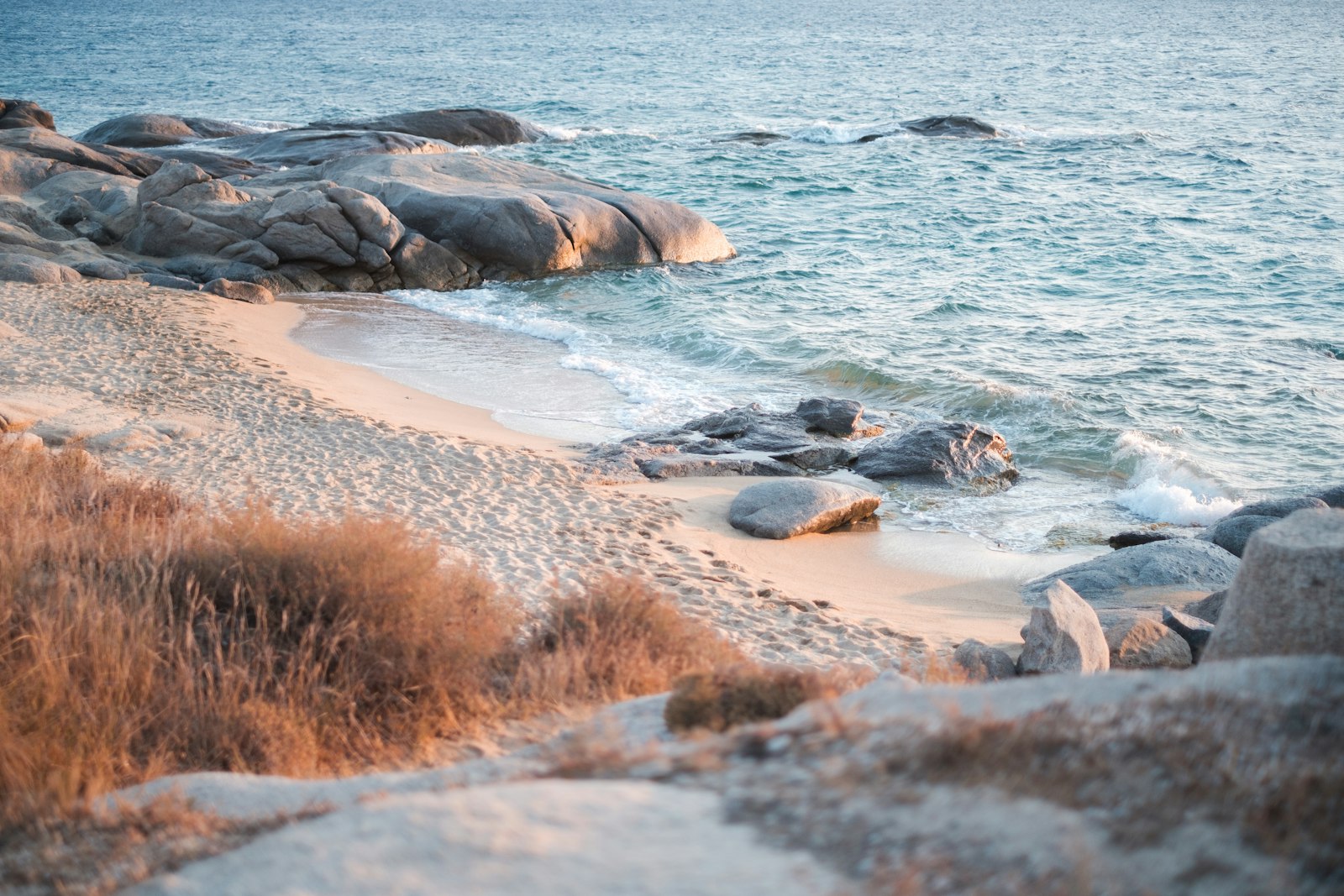Snorkling i klart vatten vid Naxos